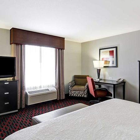 Hampton Inn & Suites Red Deer Penhold Bagian luar foto