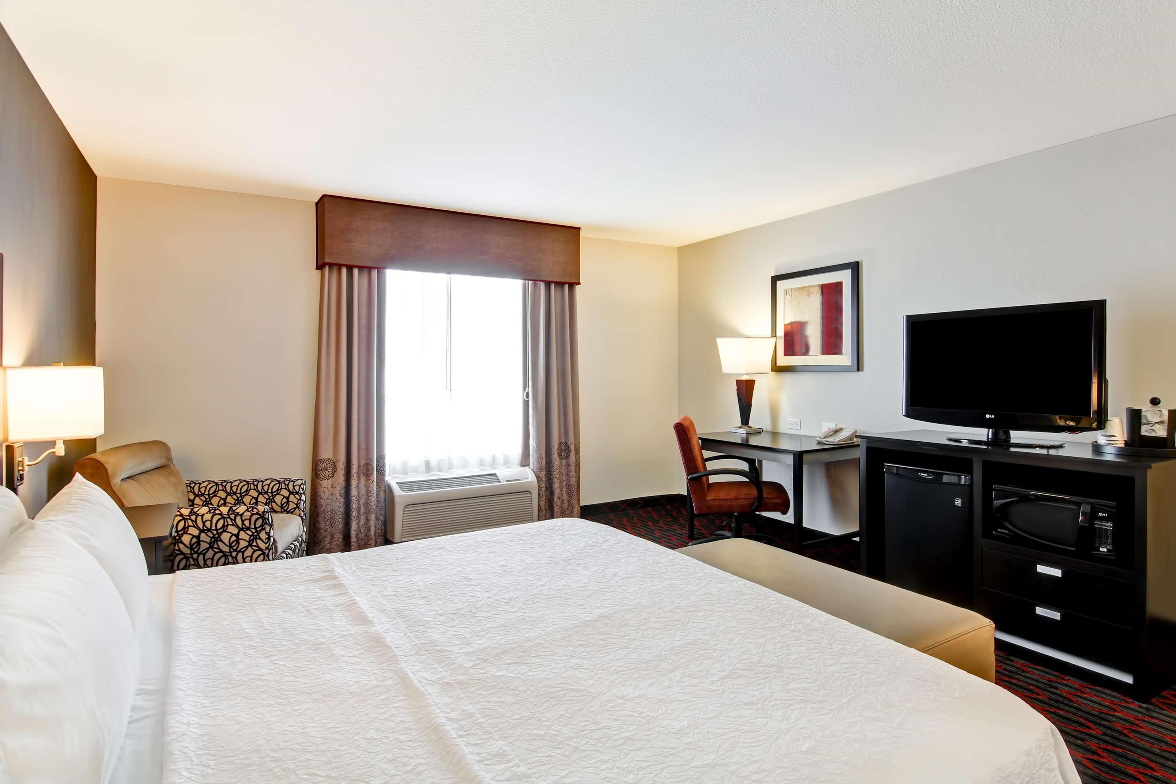 Hampton Inn & Suites Red Deer Penhold Bagian luar foto