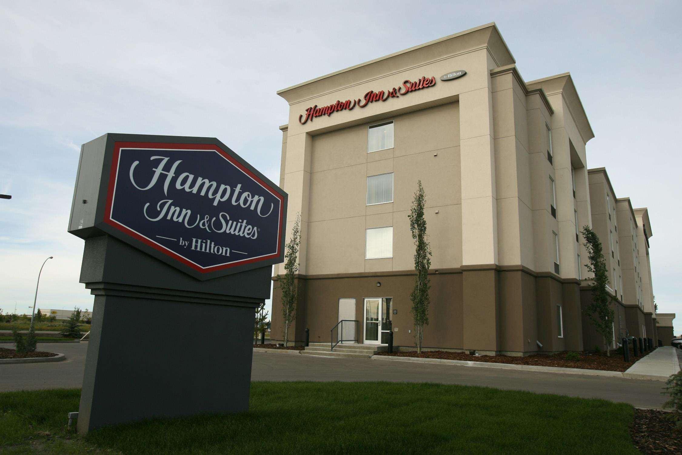 Hampton Inn & Suites Red Deer Penhold Bagian luar foto