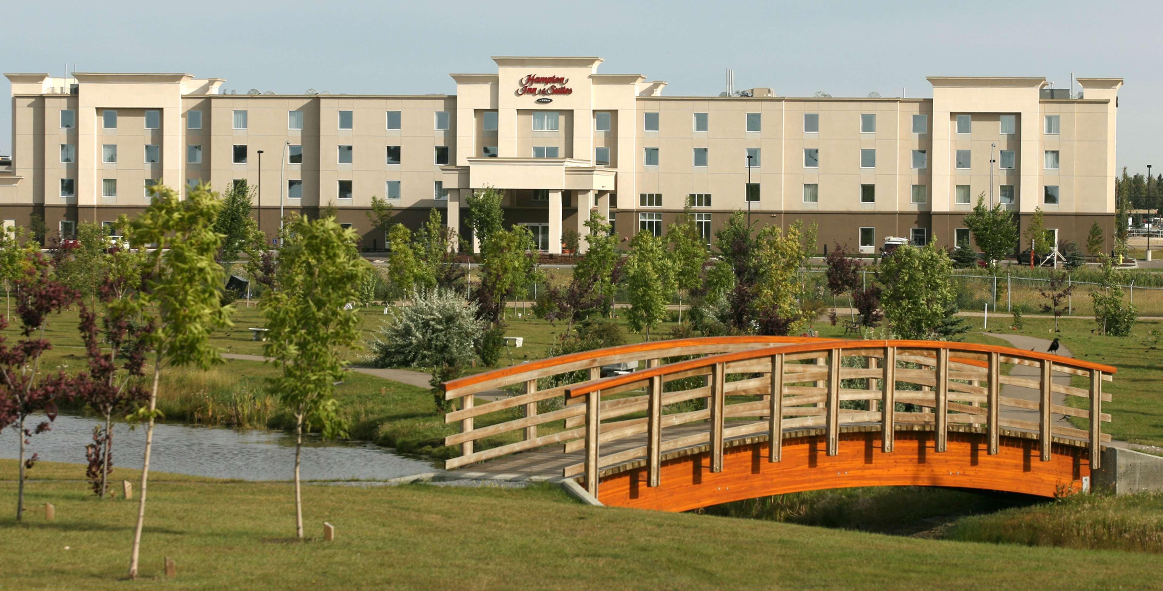 Hampton Inn & Suites Red Deer Penhold Bagian luar foto