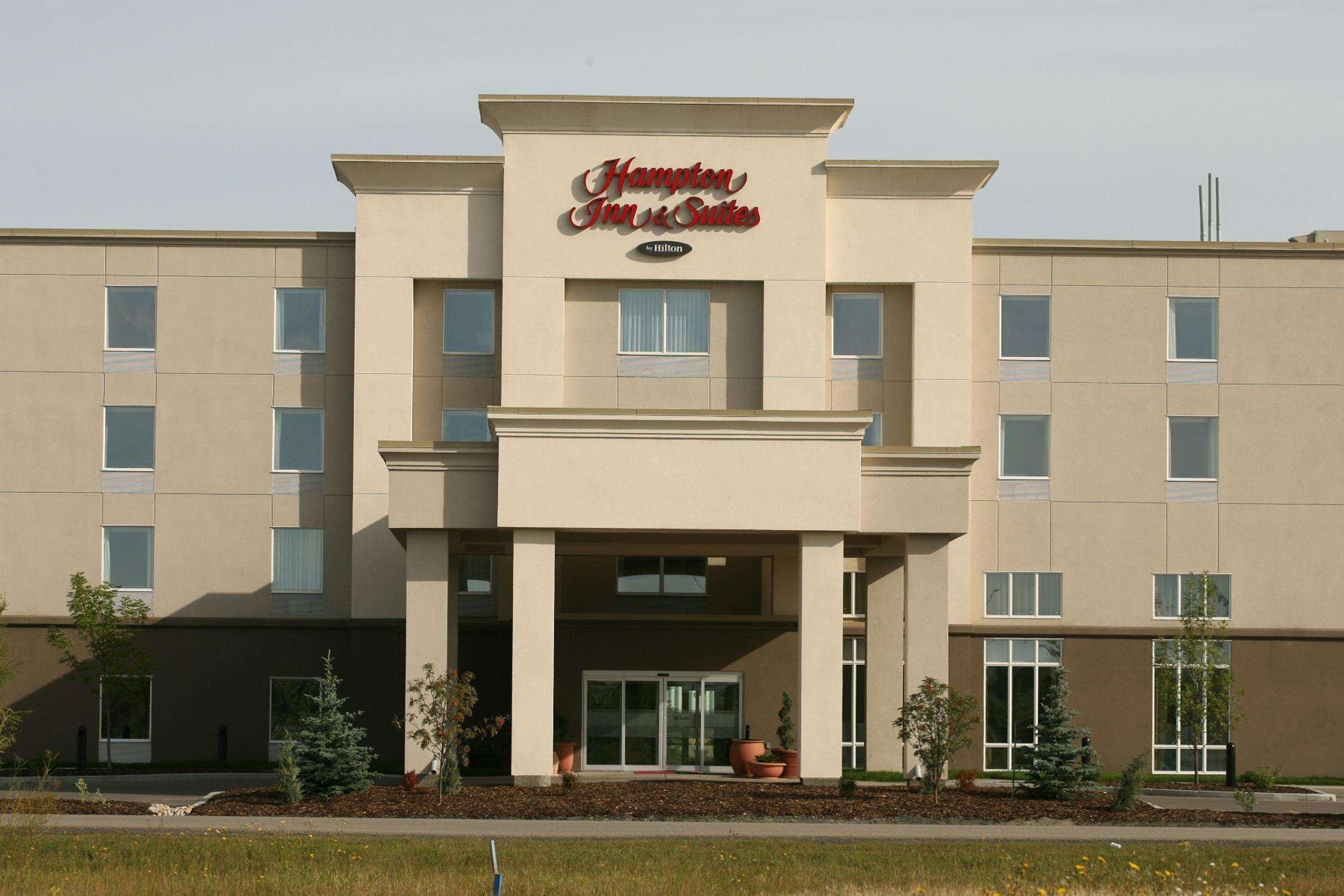 Hampton Inn & Suites Red Deer Penhold Bagian luar foto