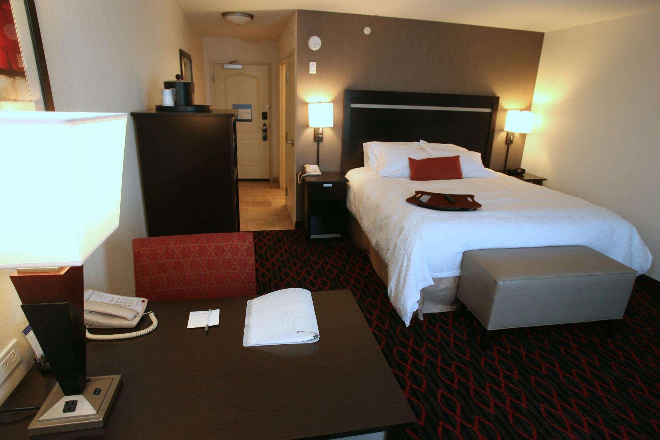 Hampton Inn & Suites Red Deer Penhold Ruang foto