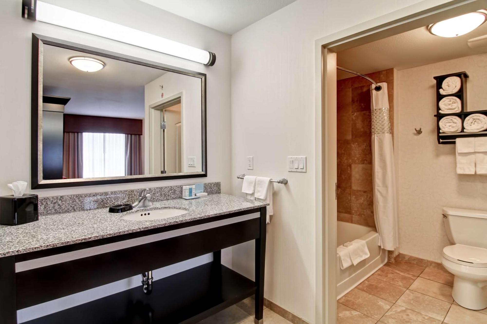Hampton Inn & Suites Red Deer Penhold Bagian luar foto