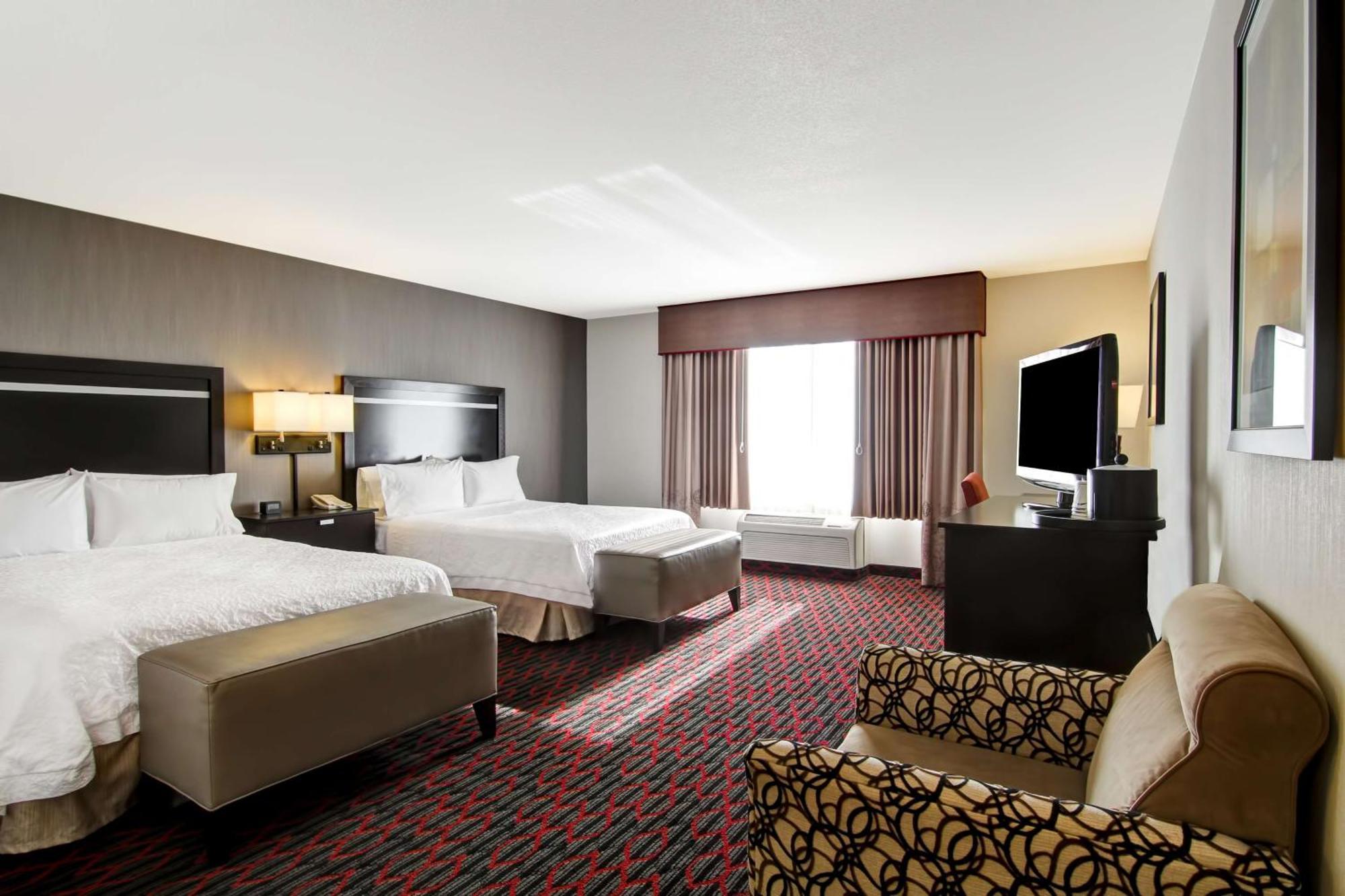 Hampton Inn & Suites Red Deer Penhold Bagian luar foto