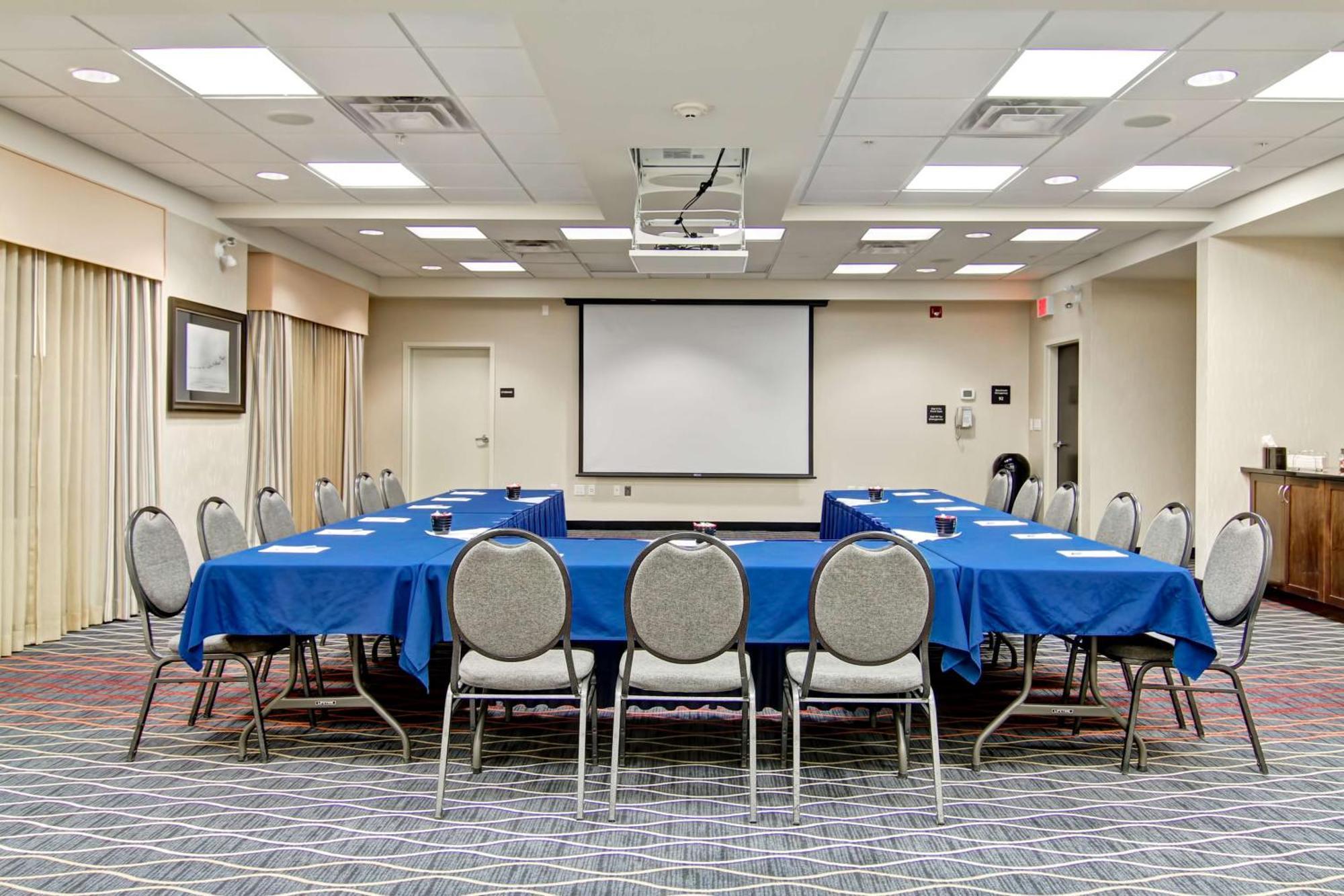 Hampton Inn & Suites Red Deer Penhold Bagian luar foto