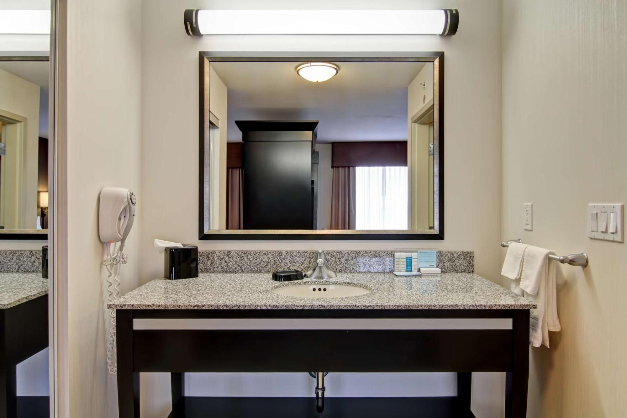 Hampton Inn & Suites Red Deer Penhold Bagian luar foto