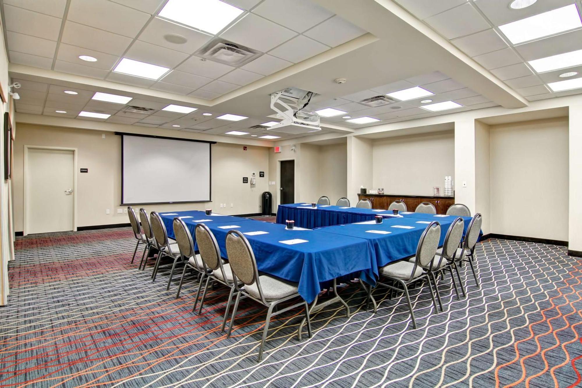 Hampton Inn & Suites Red Deer Penhold Bagian luar foto