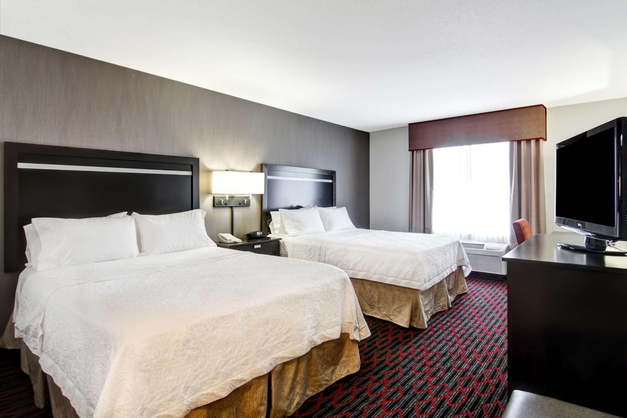 Hampton Inn & Suites Red Deer Penhold Bagian luar foto