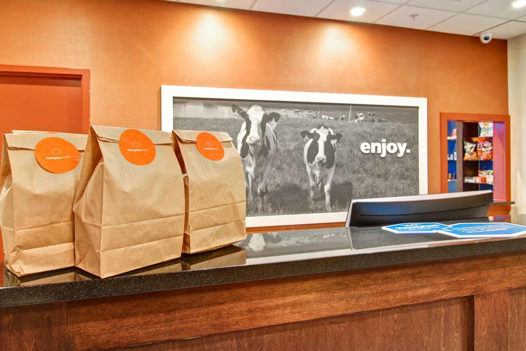 Hampton Inn & Suites Red Deer Penhold Bagian luar foto