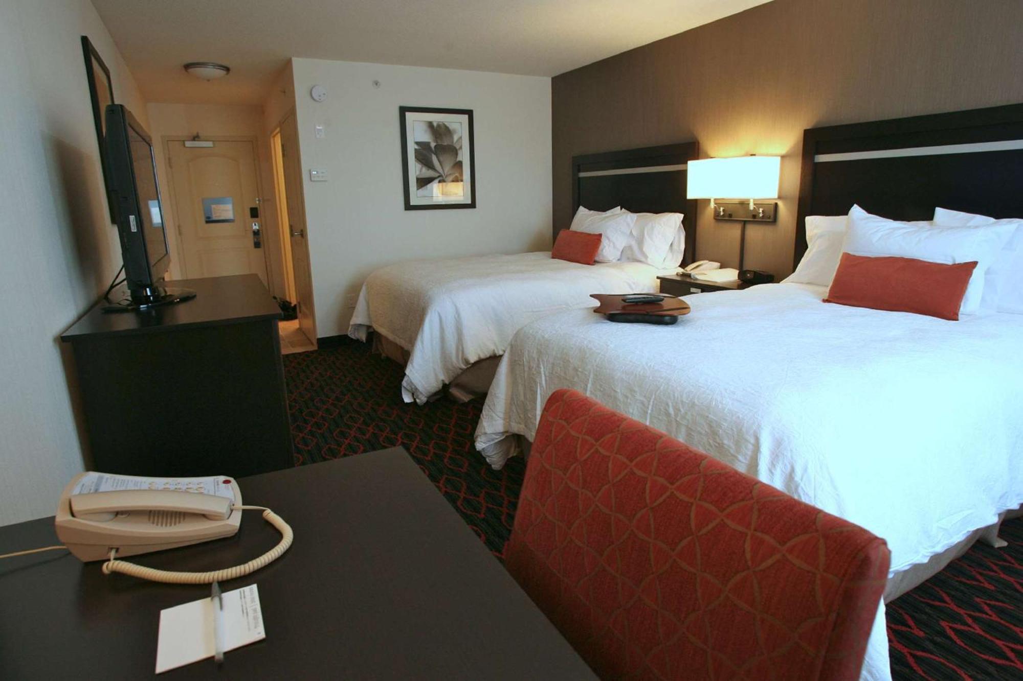 Hampton Inn & Suites Red Deer Penhold Bagian luar foto