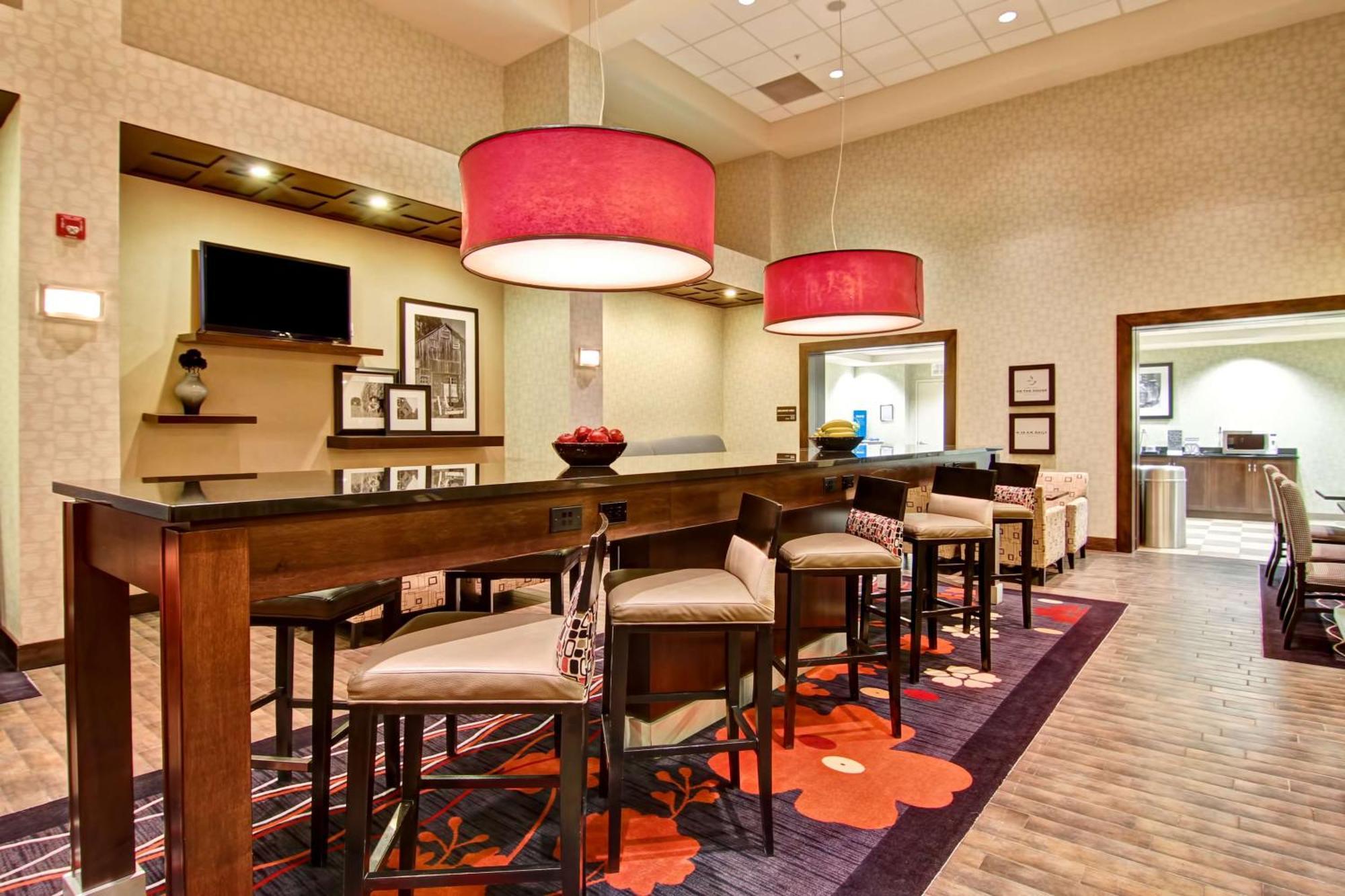 Hampton Inn & Suites Red Deer Penhold Bagian luar foto
