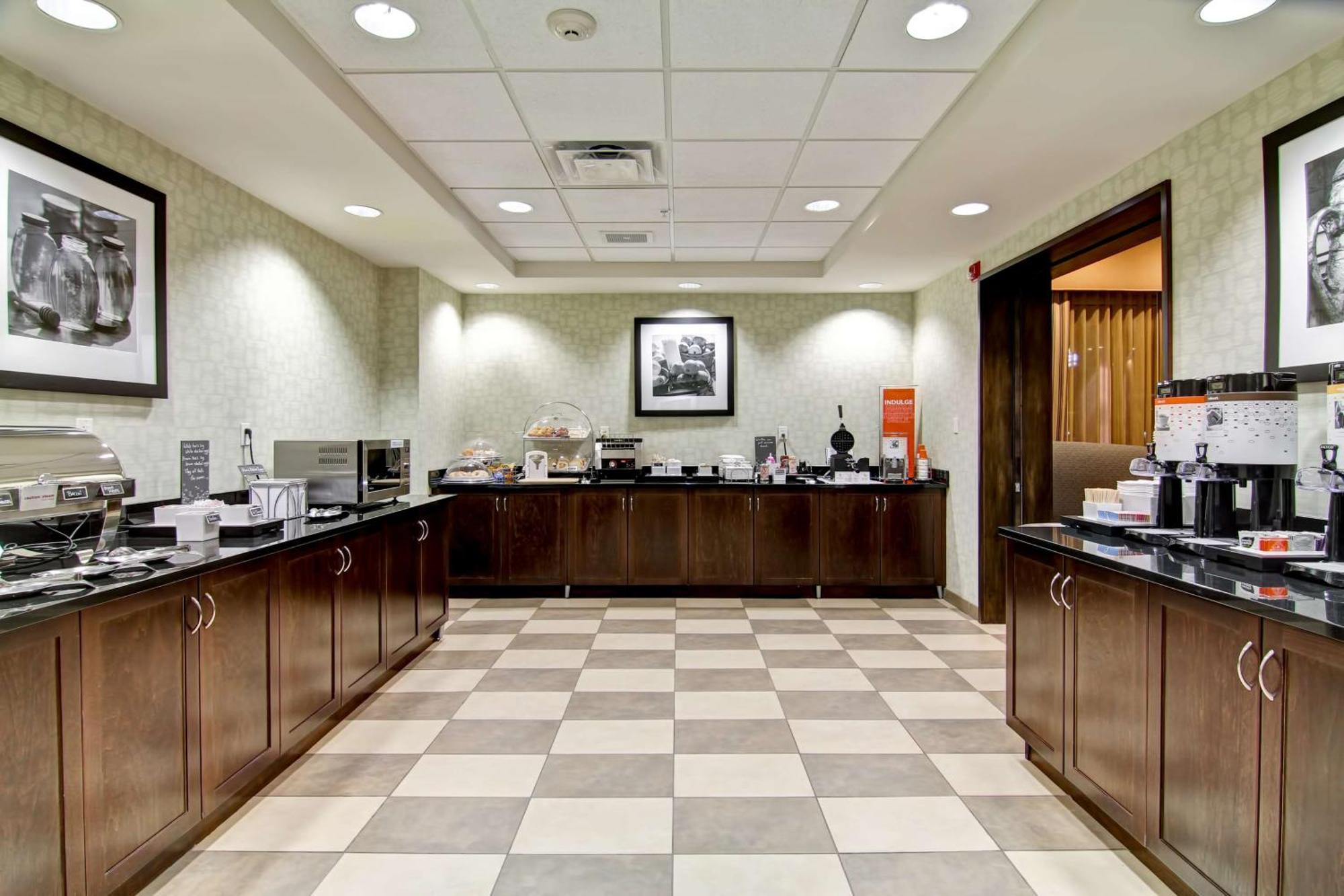 Hampton Inn & Suites Red Deer Penhold Bagian luar foto