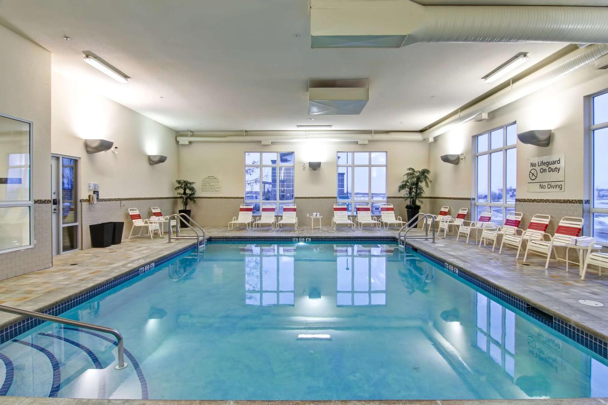 Hampton Inn & Suites Red Deer Penhold Bagian luar foto