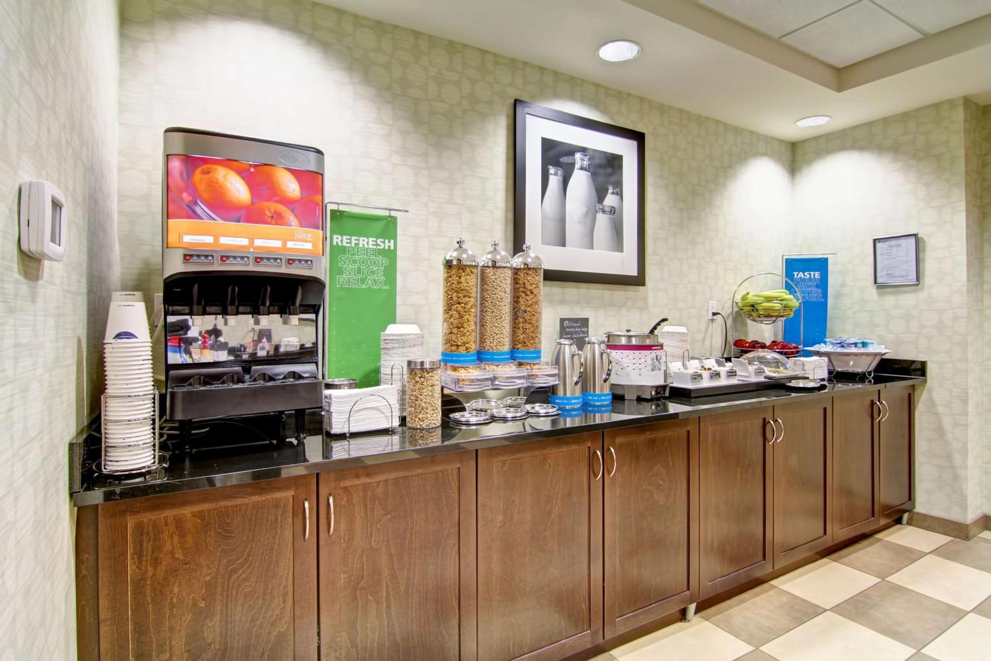 Hampton Inn & Suites Red Deer Penhold Bagian luar foto