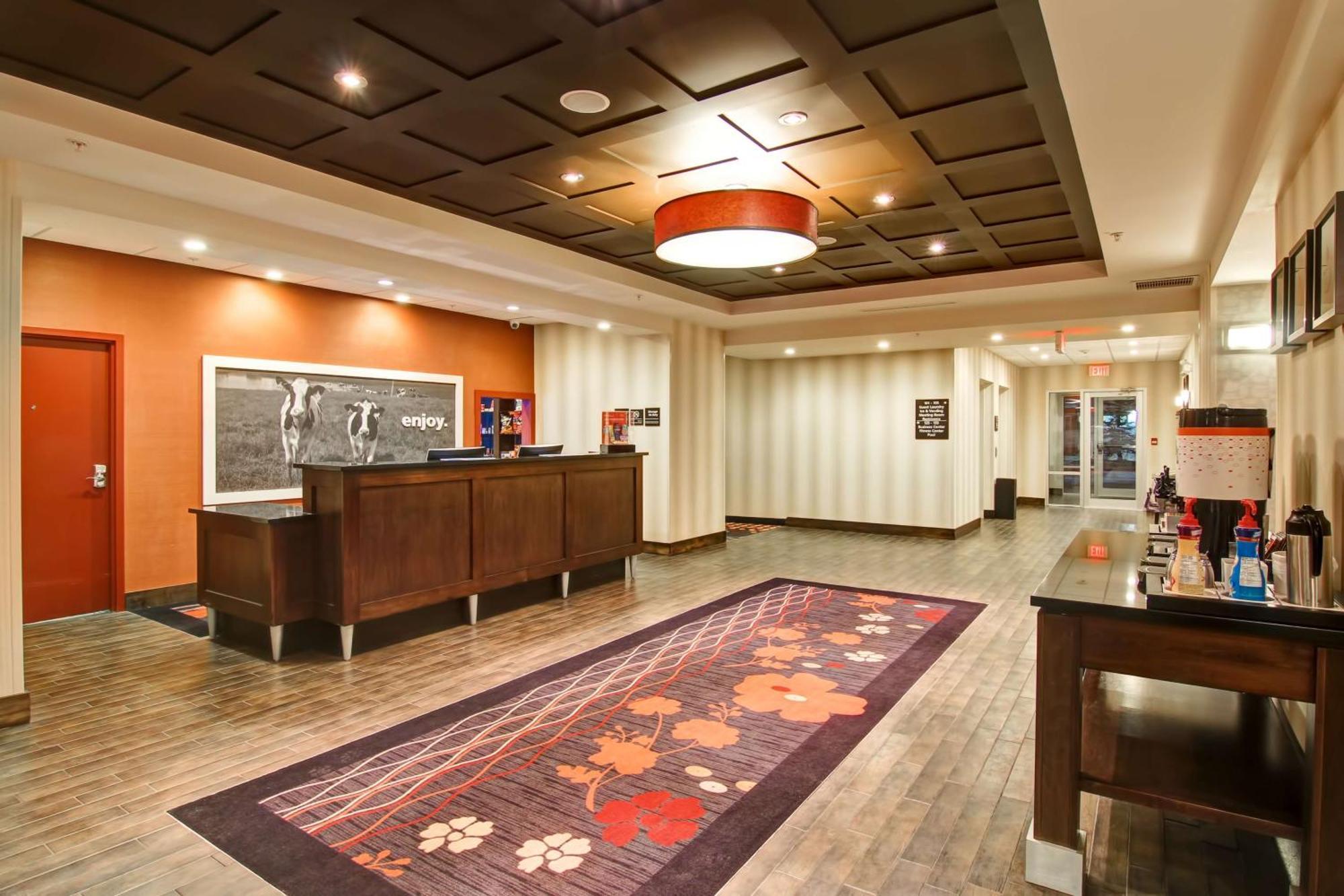 Hampton Inn & Suites Red Deer Penhold Bagian luar foto