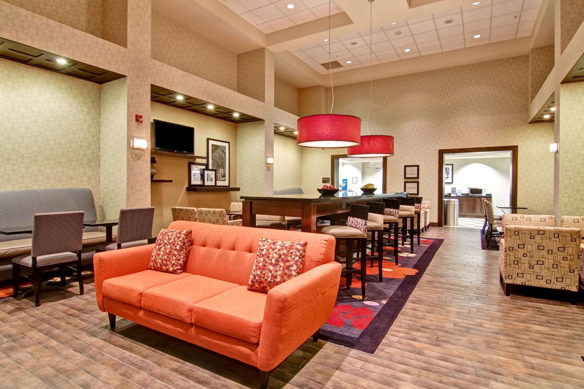 Hampton Inn & Suites Red Deer Penhold Bagian luar foto