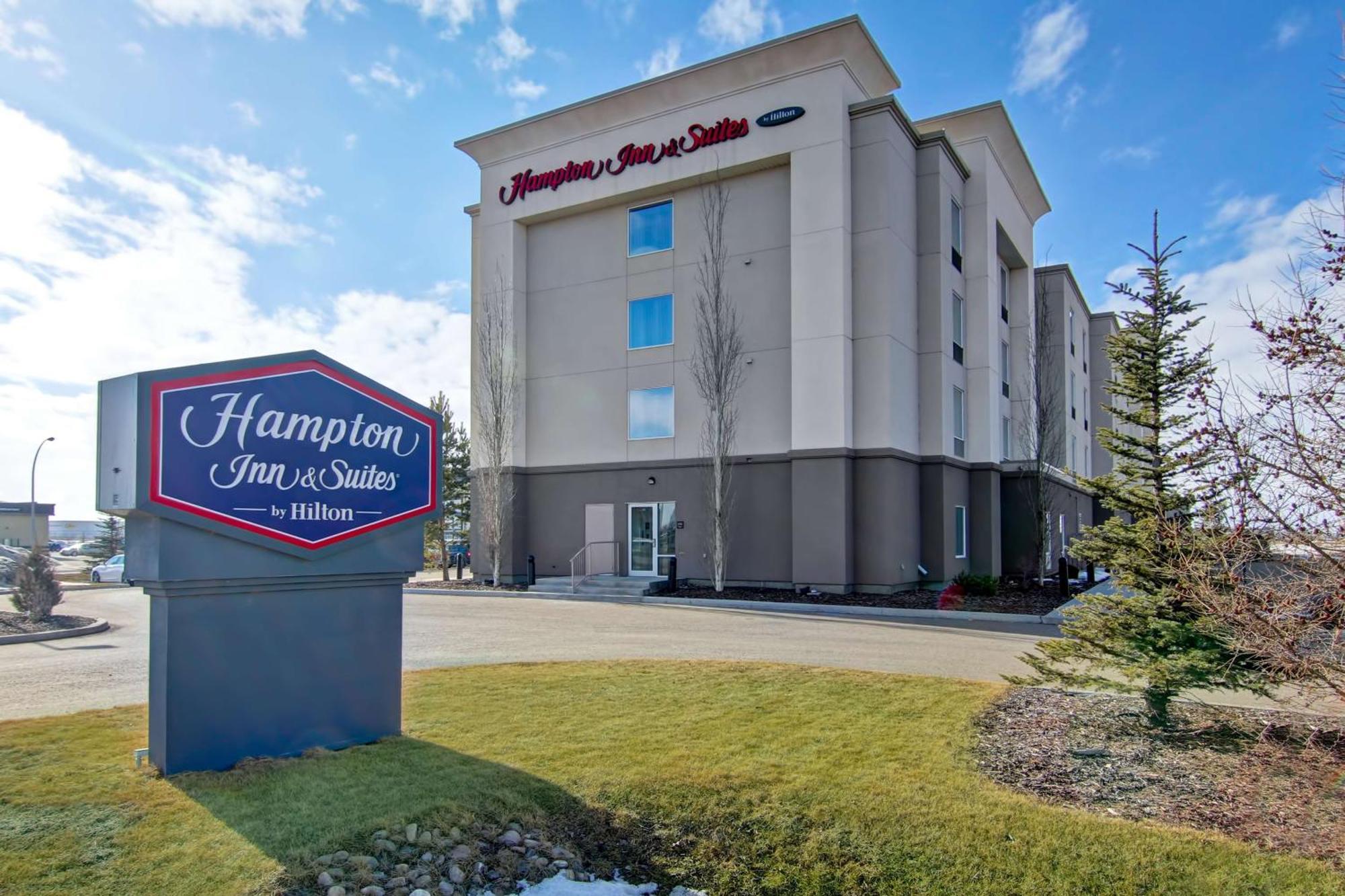 Hampton Inn & Suites Red Deer Penhold Bagian luar foto