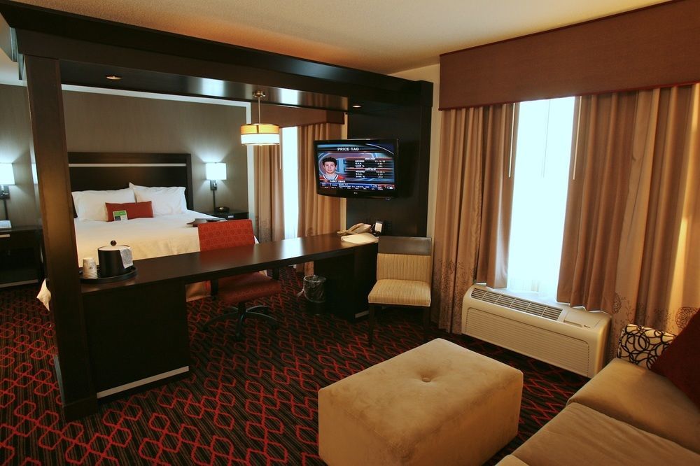 Hampton Inn & Suites Red Deer Penhold Bagian luar foto